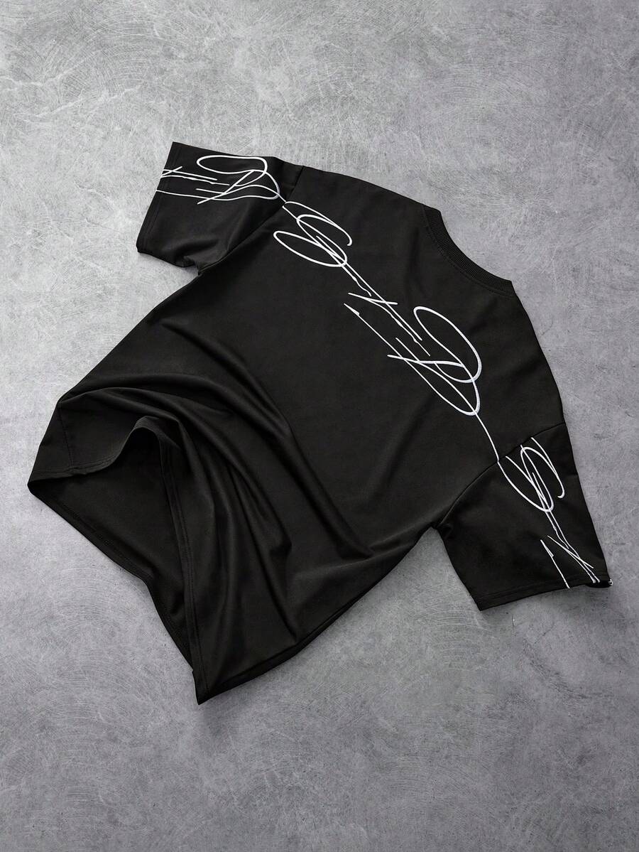 STYNVO Camiseta Branca Solta com Estampa de Letra, Ombros Caídos, Casual para Férias e Transporte, Moda de Rua, Verão