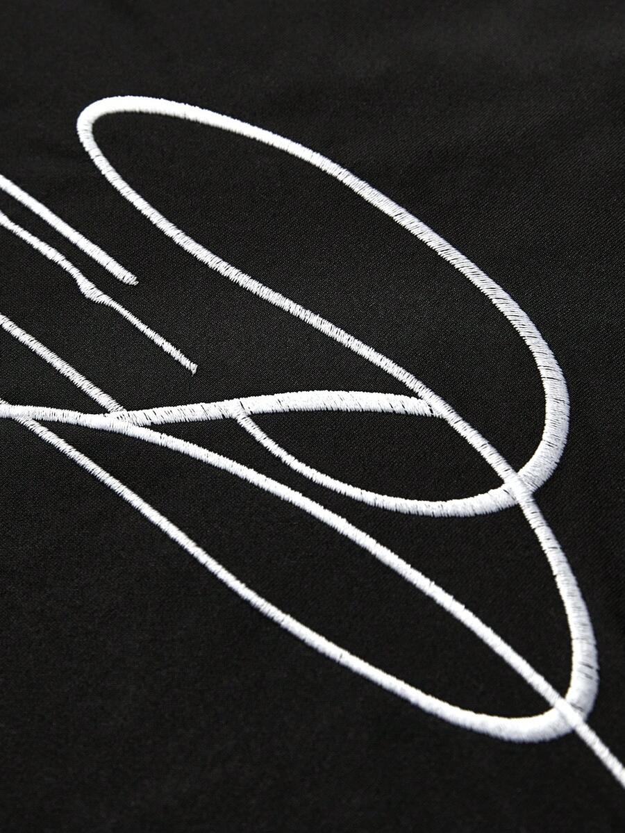 STYNVO Camiseta Branca Solta com Estampa de Letra, Ombros Caídos, Casual para Férias e Transporte, Moda de Rua, Verão