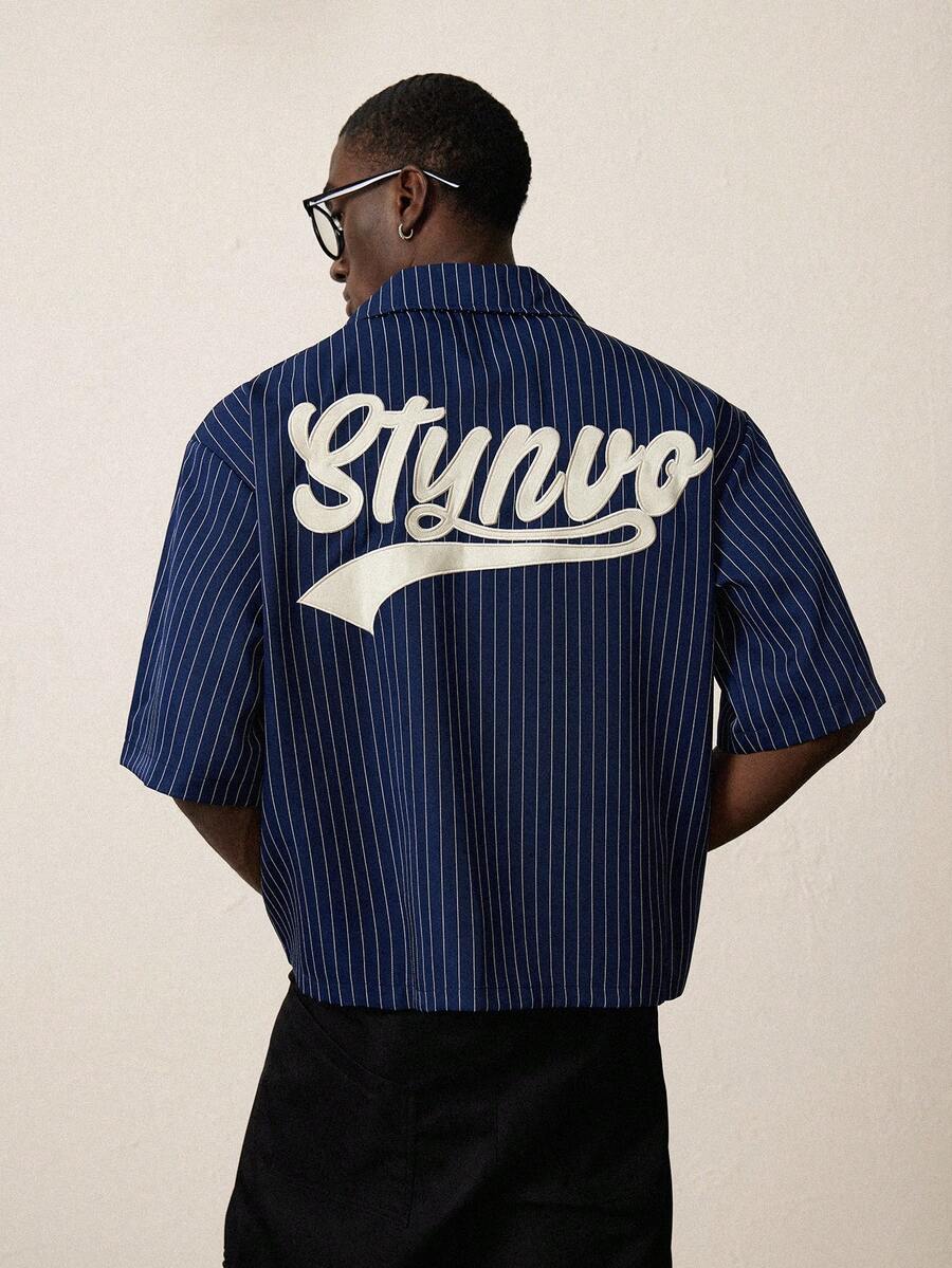 STYNVO Camisa Casual Masculina Listrada com Bordado de Letra, Verão