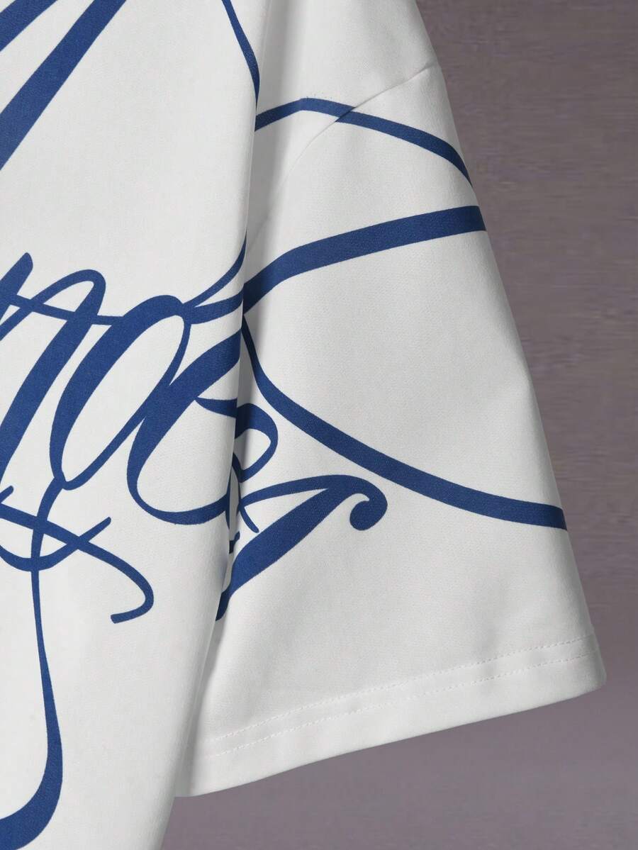 STYNVO Camiseta Branca Solta com Estampa de Letra, Ombros Caídos, Casual para Férias e Transporte, Moda de Rua, Verão
