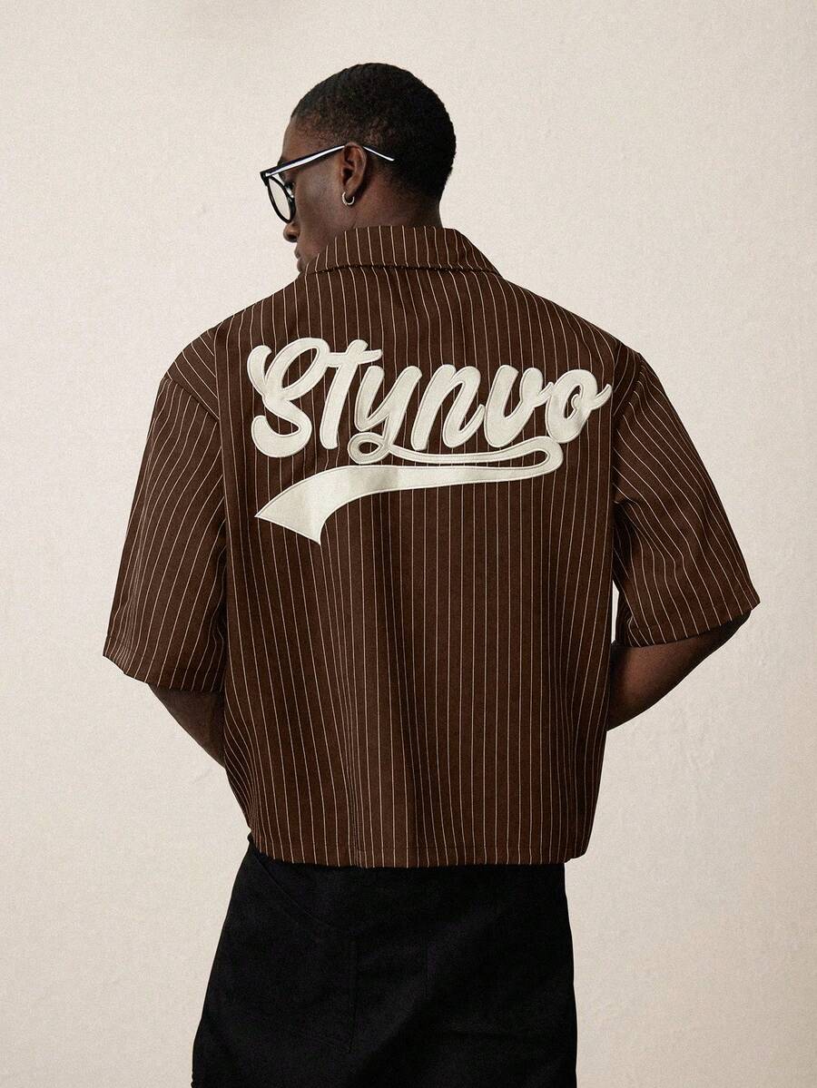 STYNVO Camisa Casual Masculina Listrada com Bordado de Letra, Verão