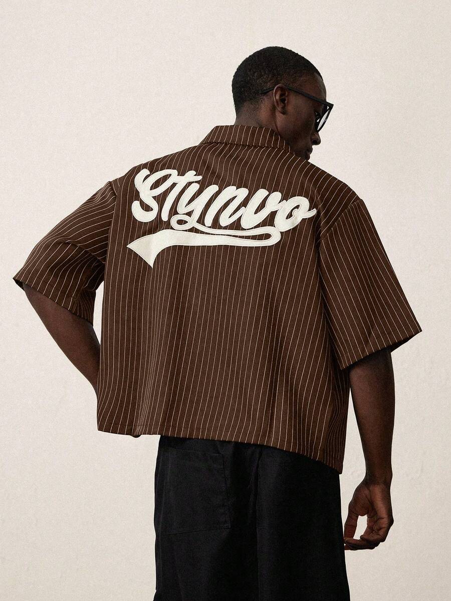 STYNVO Camisa Casual Masculina Listrada com Bordado de Letra, Verão