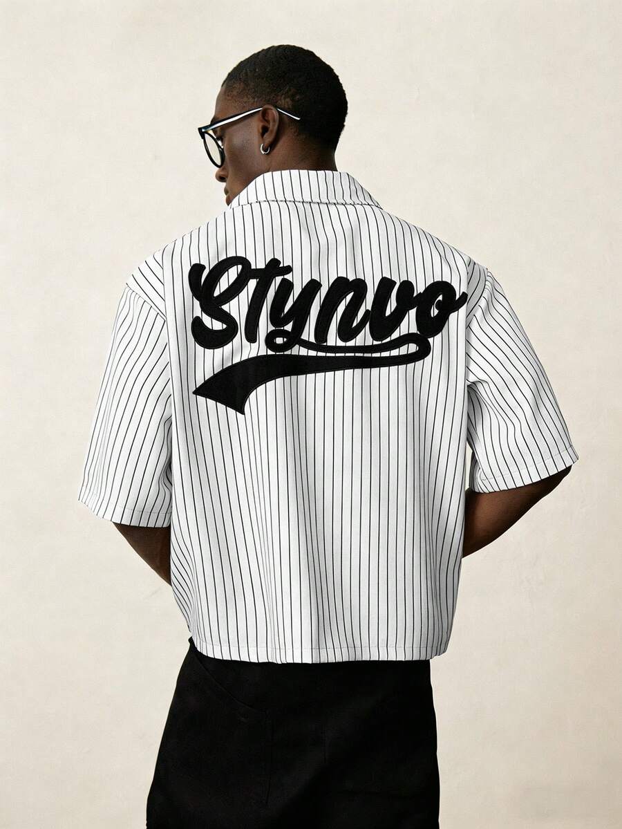STYNVO Camisa Casual Masculina Listrada com Bordado de Letra, Verão