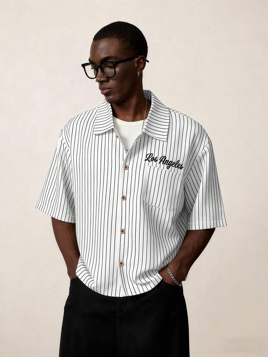 STYNVO Camisa Casual Masculina Listrada com Bordado de Letra, Verão