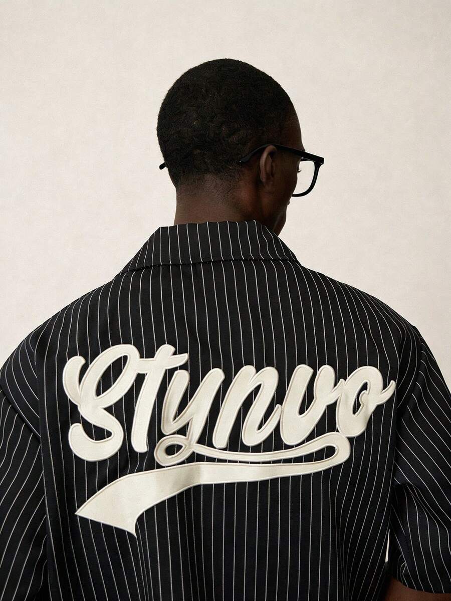 STYNVO Camisa Casual Masculina Listrada com Bordado de Letra, Verão
