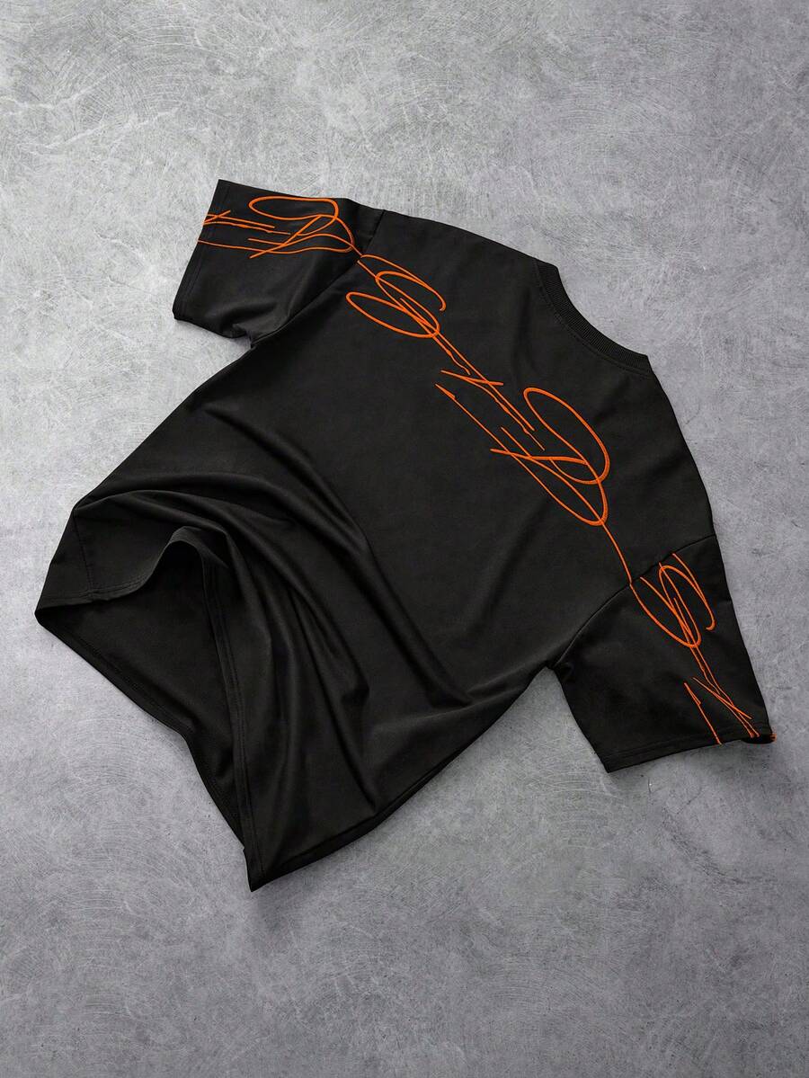 STYNVO Camiseta Branca Solta com Estampa de Letra, Ombros Caídos, Casual para Férias e Transporte, Moda de Rua, Verão
