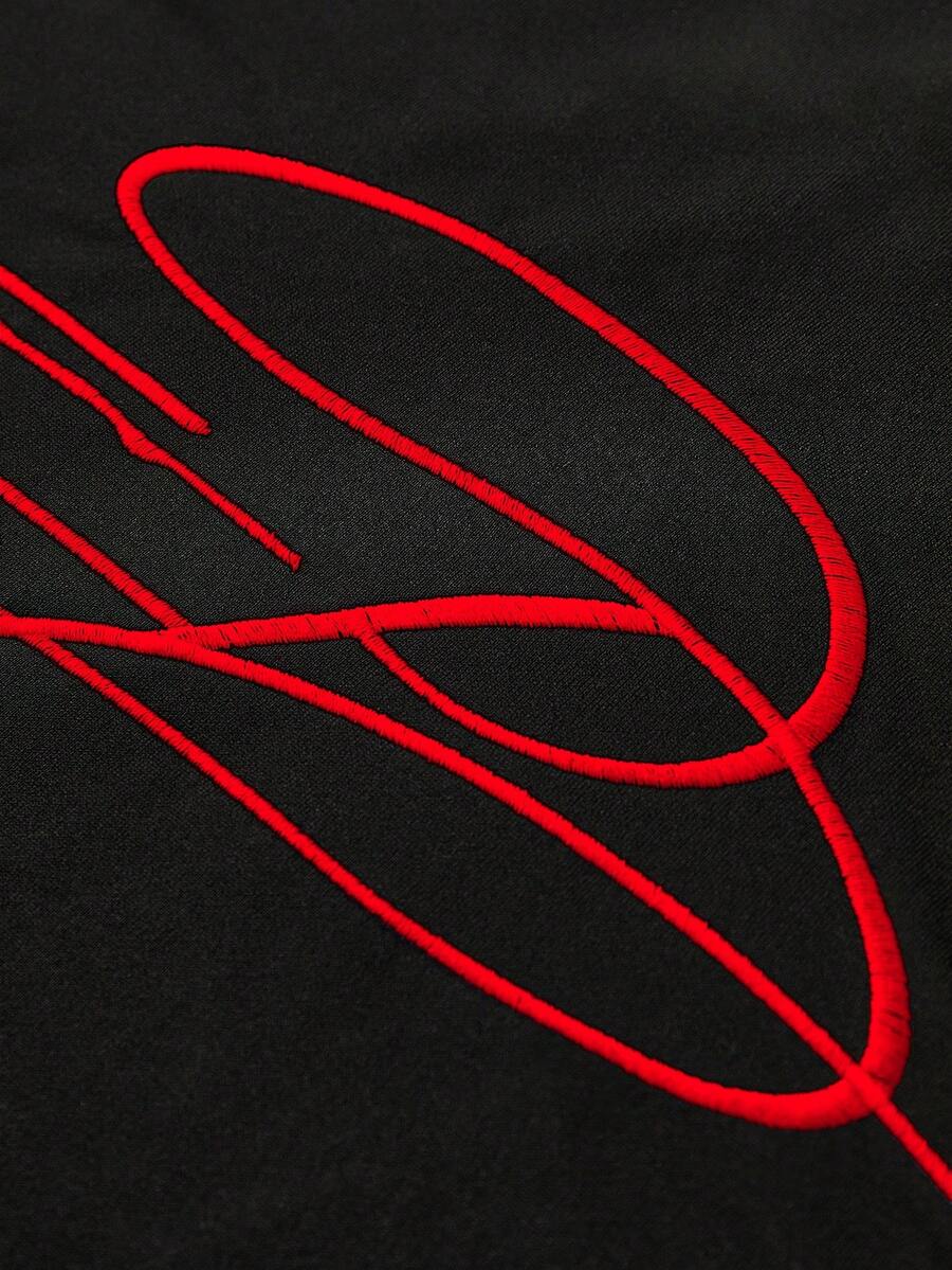 STYNVO Camiseta Branca Solta com Estampa de Letra, Ombros Caídos, Casual para Férias e Transporte, Moda de Rua, Verão