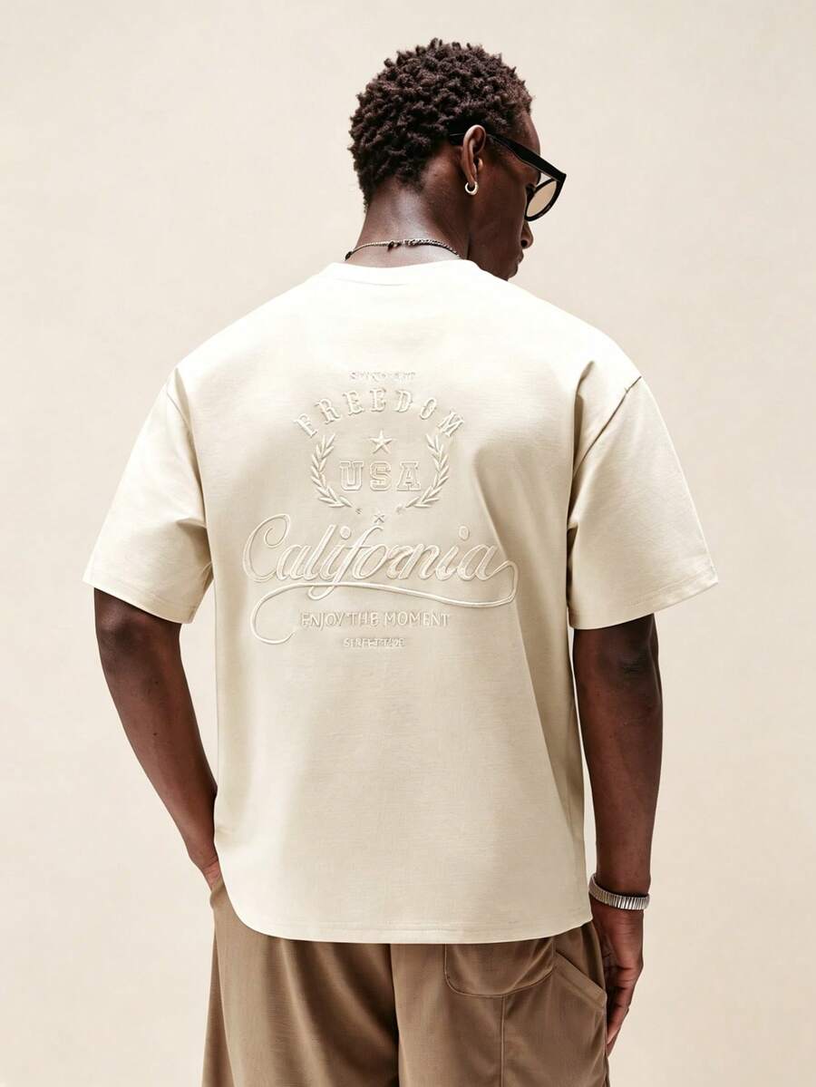 STYNVO Camiseta Branca Solta com Estampa de Letra, Ombros Caídos, Casual para Férias e Transporte, Moda de Rua, Verão