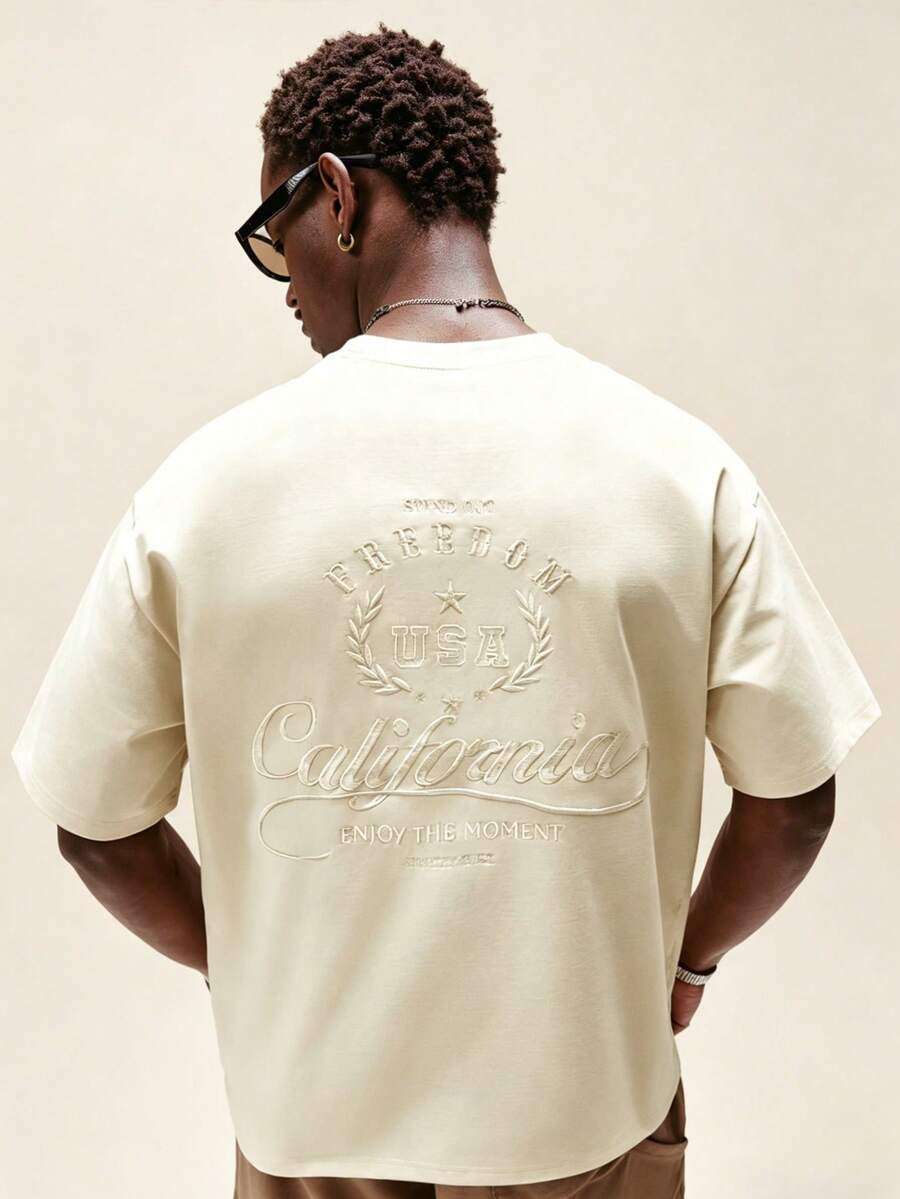 STYNVO Camiseta Branca Solta com Estampa de Letra, Ombros Caídos, Casual para Férias e Transporte, Moda de Rua, Verão