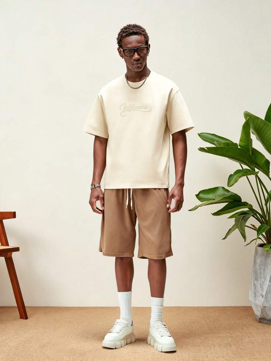 STYNVO Camiseta Branca Solta com Estampa de Letra, Ombros Caídos, Casual para Férias e Transporte, Moda de Rua, Verão