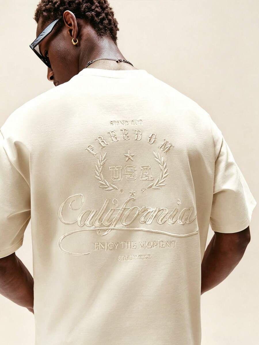 STYNVO Camiseta Branca Solta com Estampa de Letra, Ombros Caídos, Casual para Férias e Transporte, Moda de Rua, Verão