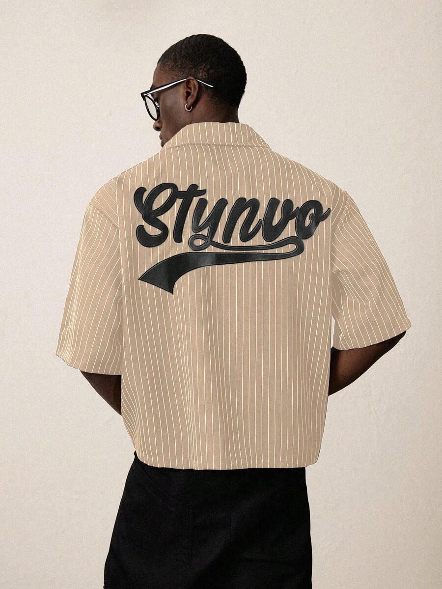 STYNVO Camisa Casual Masculina Listrada com Bordado de Letra, Verão