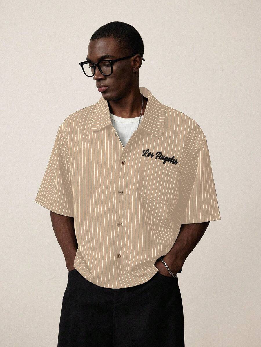 STYNVO Camisa Casual Masculina Listrada com Bordado de Letra, Verão