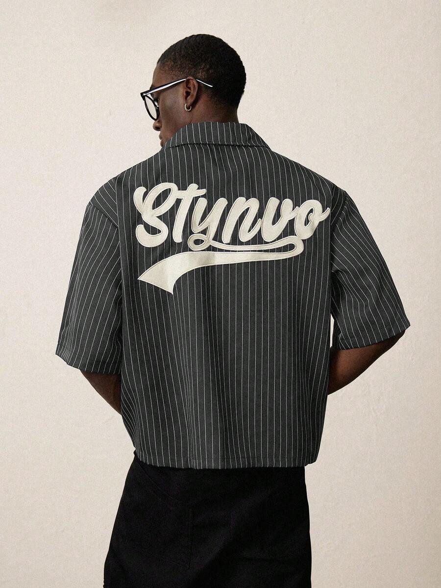 STYNVO Camisa Casual Masculina Listrada com Bordado de Letra, Verão