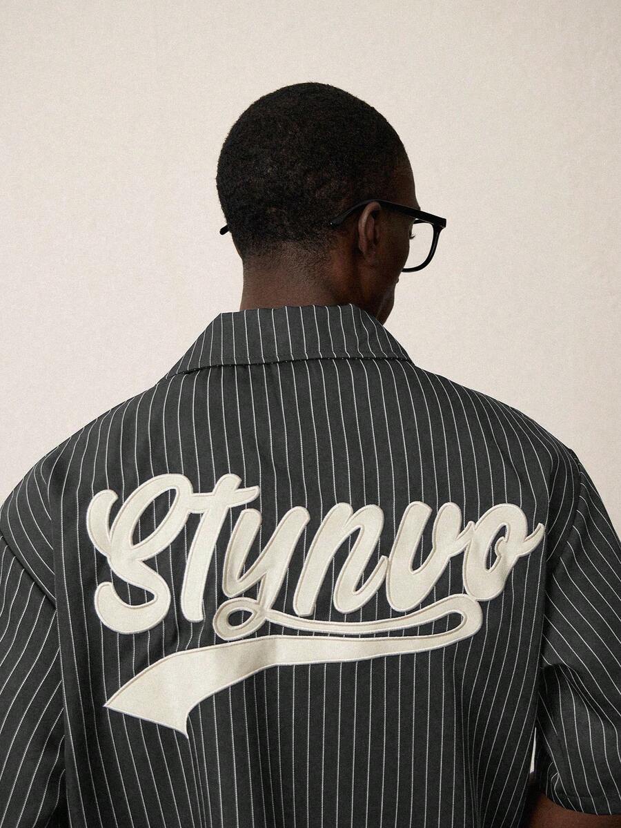 STYNVO Camisa Casual Masculina Listrada com Bordado de Letra, Verão