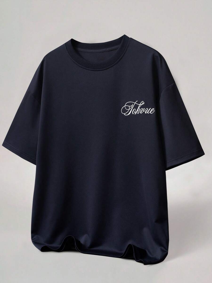 STYNVO Camiseta Branca Solta com Estampa de Letra, Ombros Caídos, Casual para Férias e Transporte, Moda de Rua, Verão