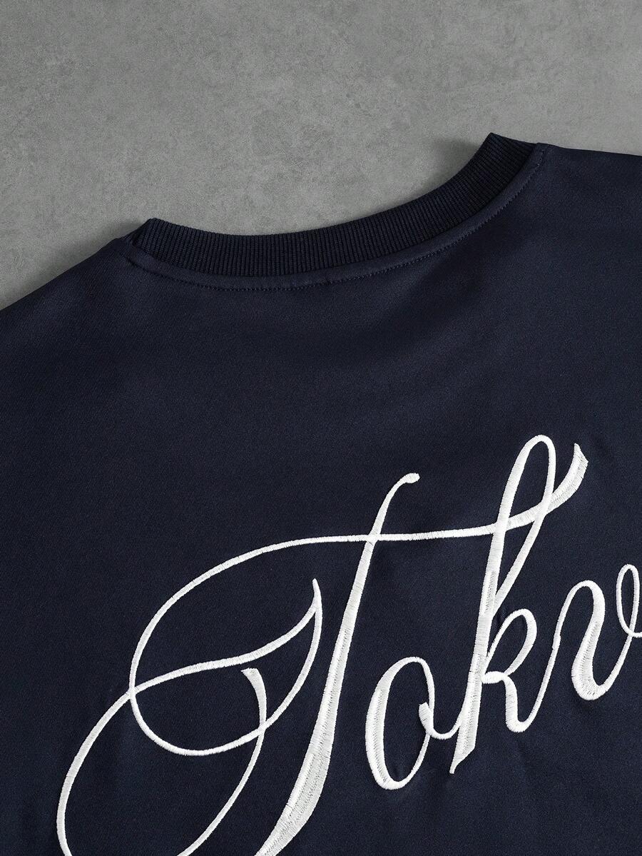 STYNVO Camiseta Branca Solta com Estampa de Letra, Ombros Caídos, Casual para Férias e Transporte, Moda de Rua, Verão