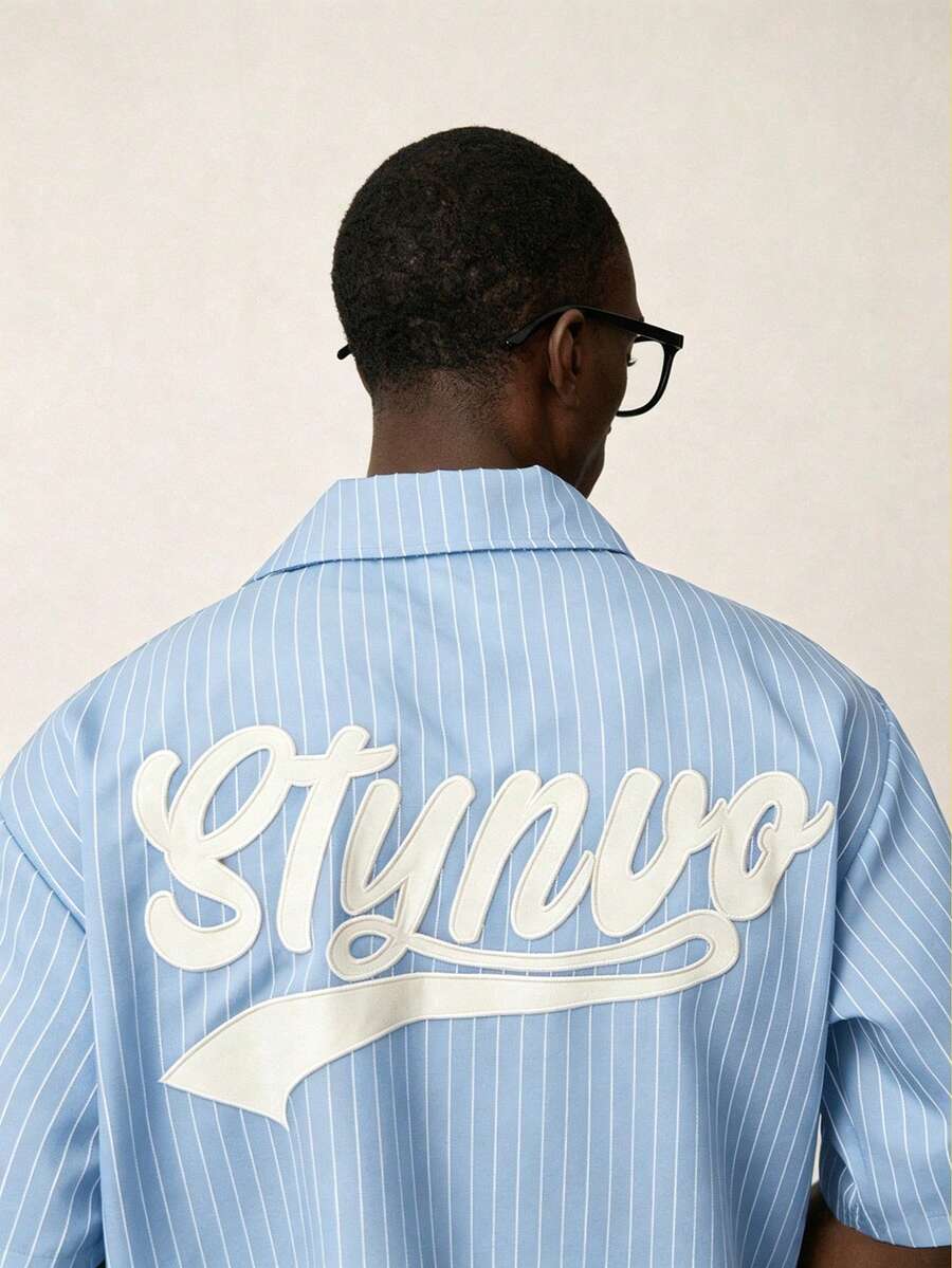 STYNVO Camisa Casual Masculina Listrada com Bordado de Letra, Verão