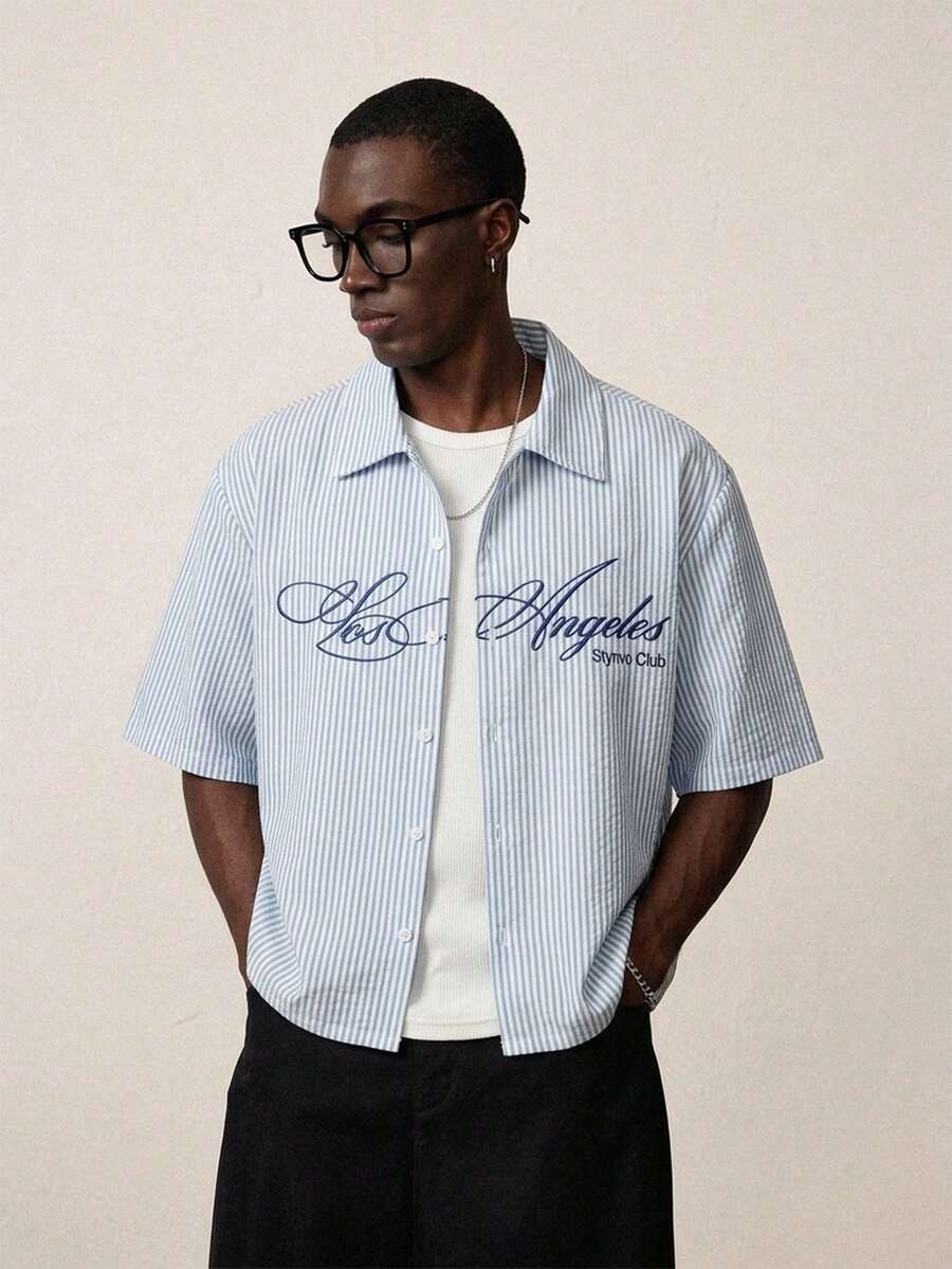 STYNVO Camisa Casual Masculina Listrada com Bordado de Letra, Verão