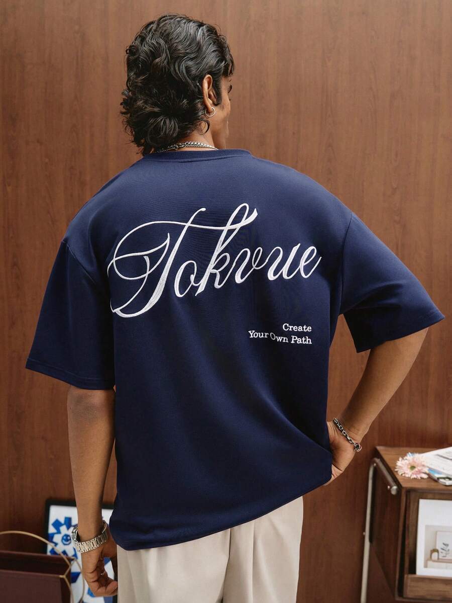 STYNVO Camiseta Branca Solta com Estampa de Letra, Ombros Caídos, Casual para Férias e Transporte, Moda de Rua, Verão