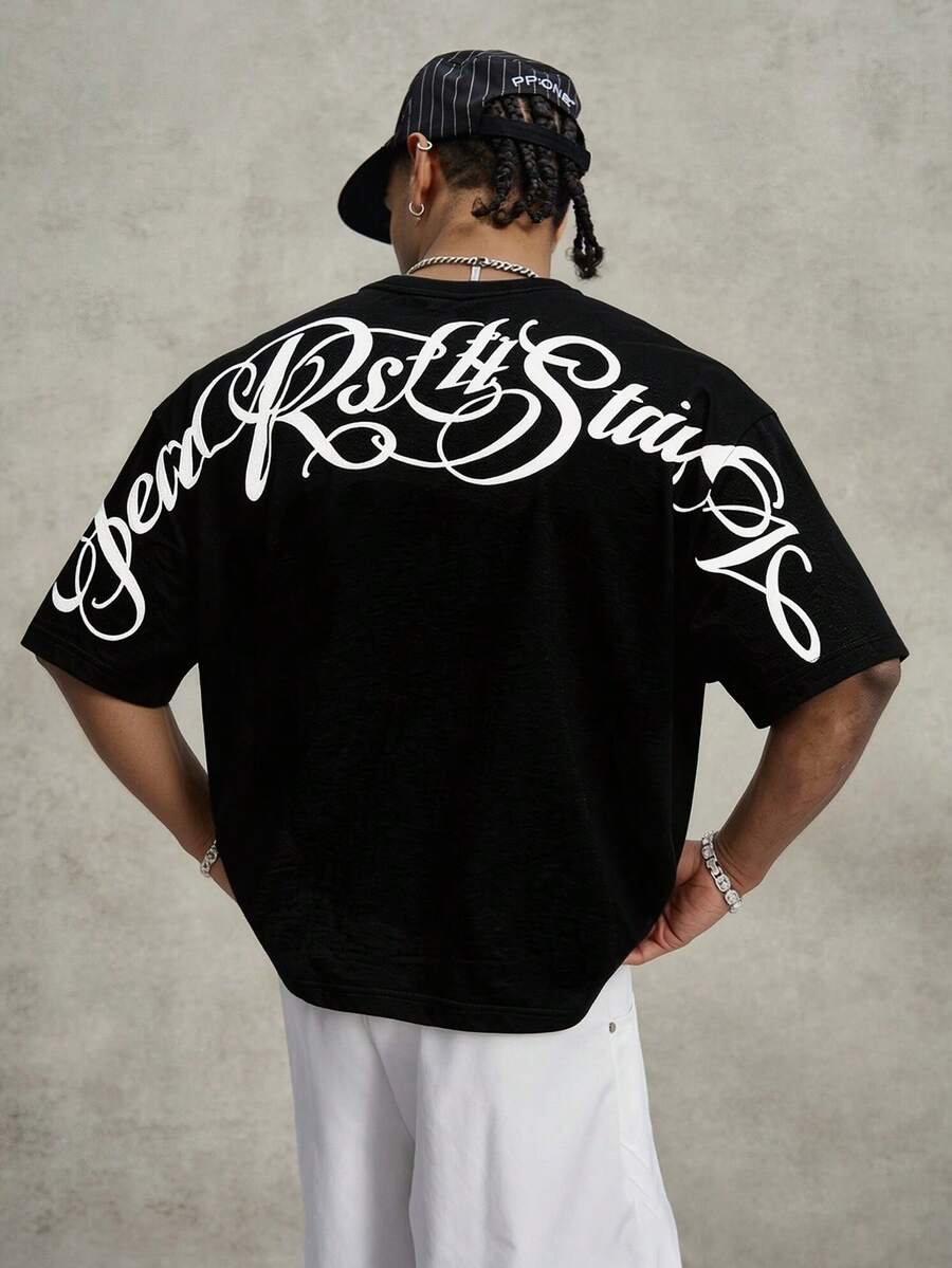 STYNVO Camiseta Branca Solta com Estampa de Letra, Ombros Caídos, Casual para Férias e Transporte, Moda de Rua, Verão