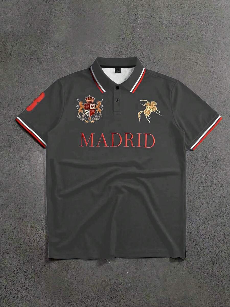 STYNVO Camisa Polo Masculina Versátil com Estampa de Letra, Listras e Contraste de Cor, Botões e Meio Bolso