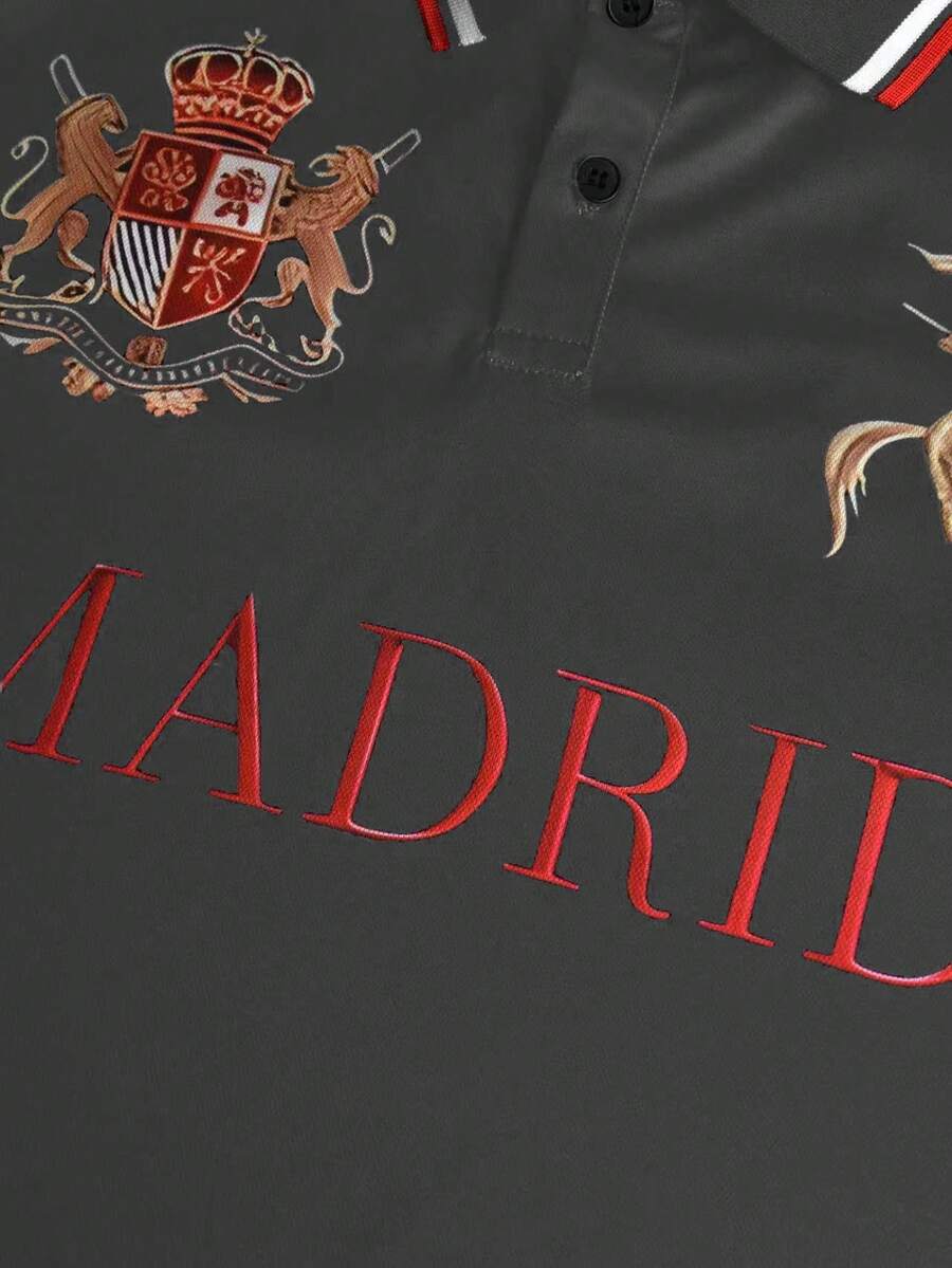 STYNVO Camisa Polo Masculina Versátil com Estampa de Letra, Listras e Contraste de Cor, Botões e Meio Bolso