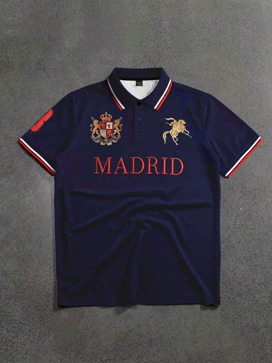 STYNVO Camisa Polo Masculina Versátil com Estampa de Letra, Listras e Contraste de Cor, Botões e Meio Bolso