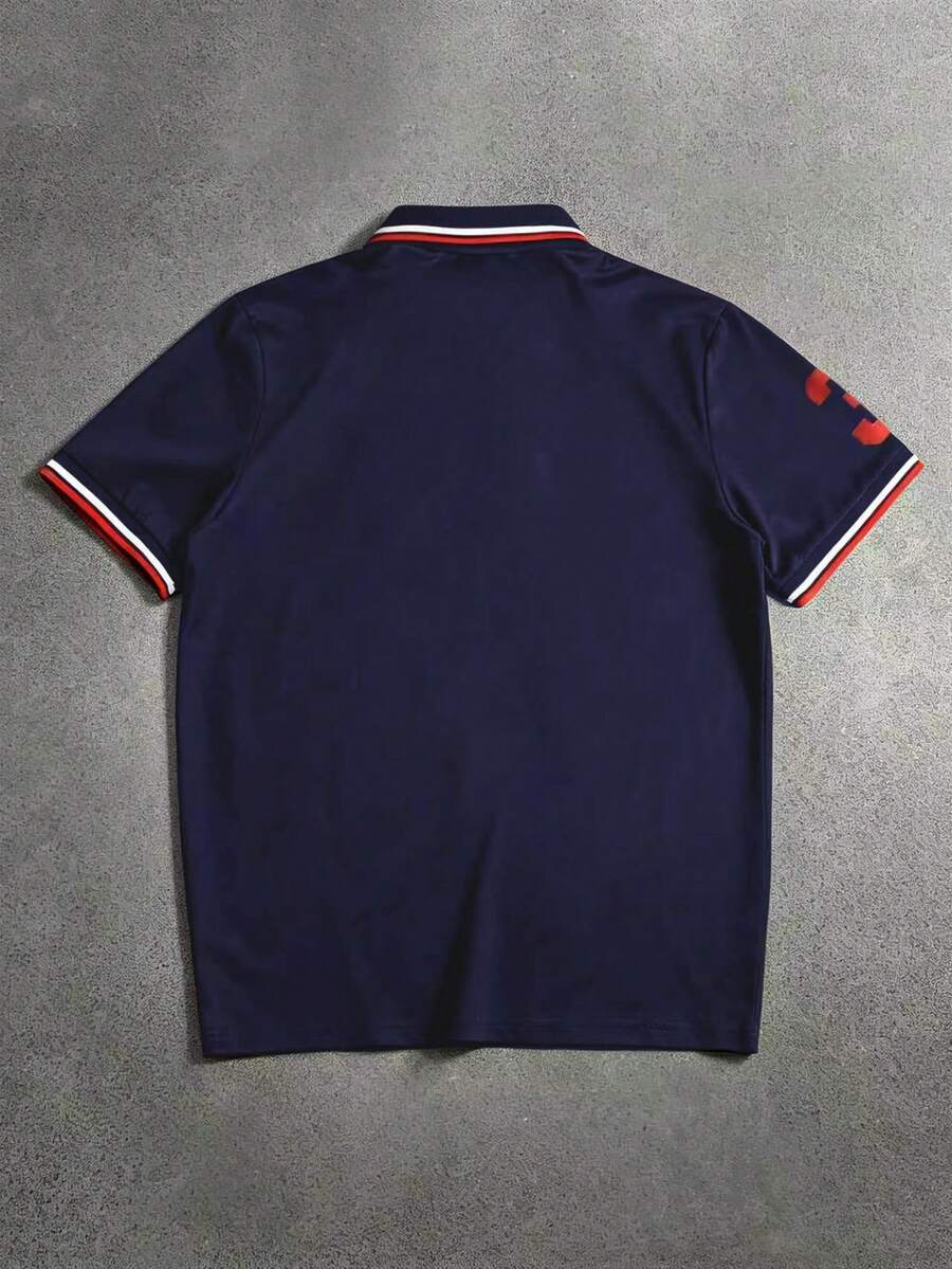 STYNVO Camisa Polo Masculina Versátil com Estampa de Letra, Listras e Contraste de Cor, Botões e Meio Bolso