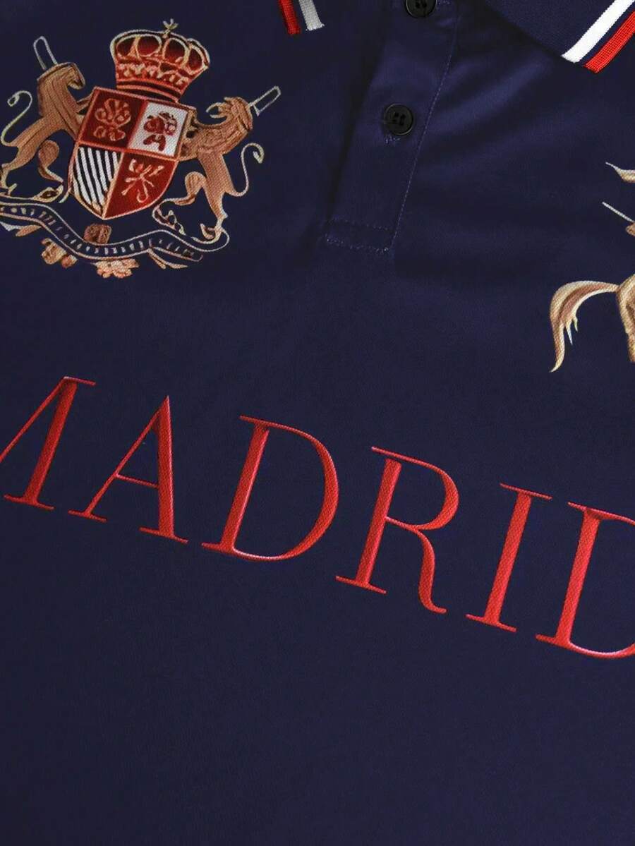 STYNVO Camisa Polo Masculina Versátil com Estampa de Letra, Listras e Contraste de Cor, Botões e Meio Bolso