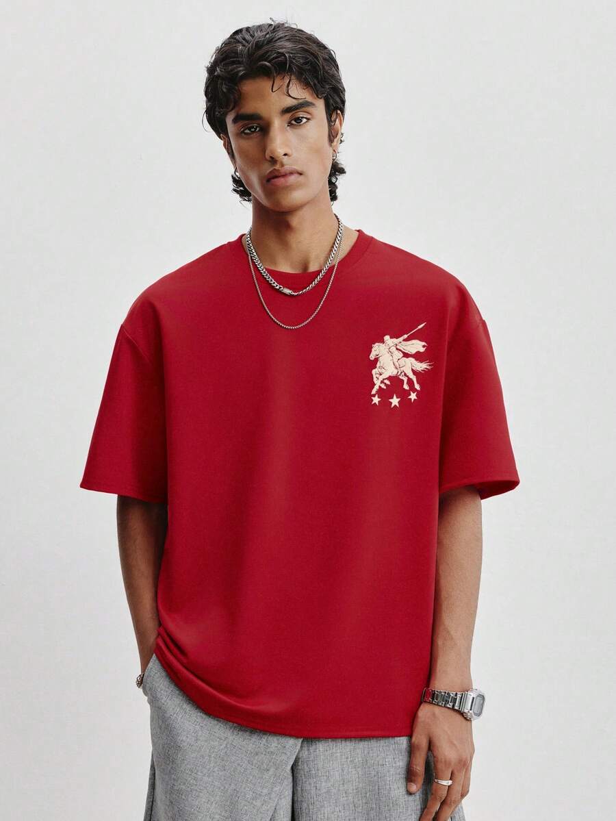 STYNVO Camiseta Branca Solta com Estampa de Letra, Ombros Caídos, Casual para Férias e Transporte, Moda de Rua, Verão