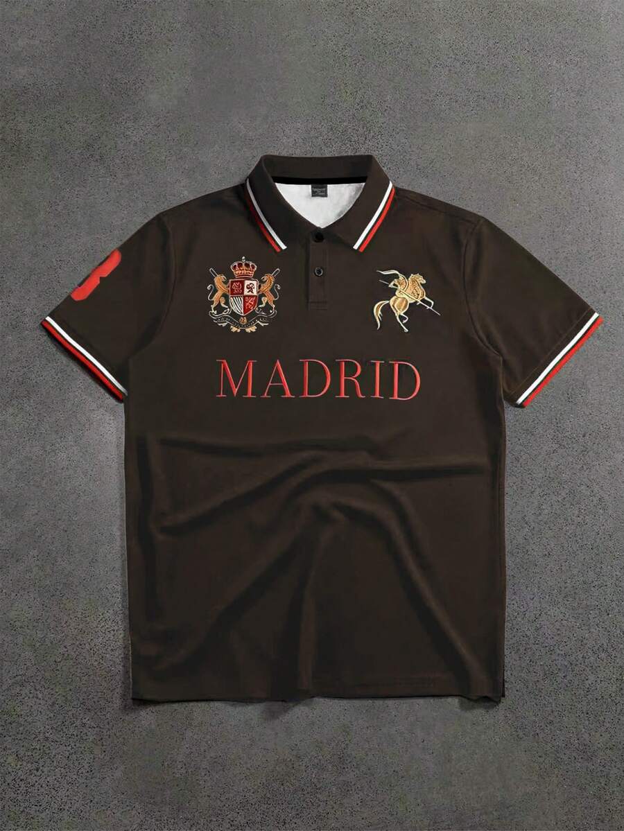 STYNVO Camisa Polo Masculina Versátil com Estampa de Letra, Listras e Contraste de Cor, Botões e Meio Bolso