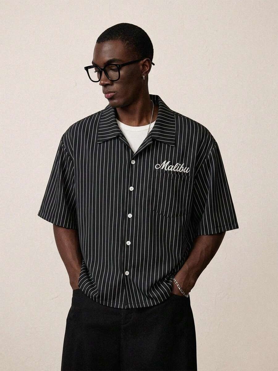 STYNVO Camisa Casual Masculina Listrada com Bordado de Letra, Verão