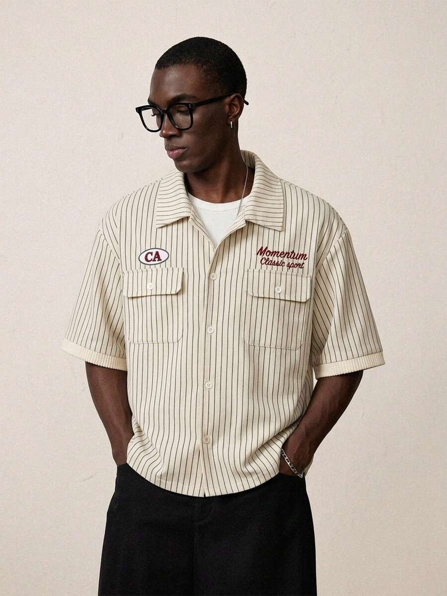 STYNVO Camisa Casual Masculina Listrada com Bordado de Letra, Verão