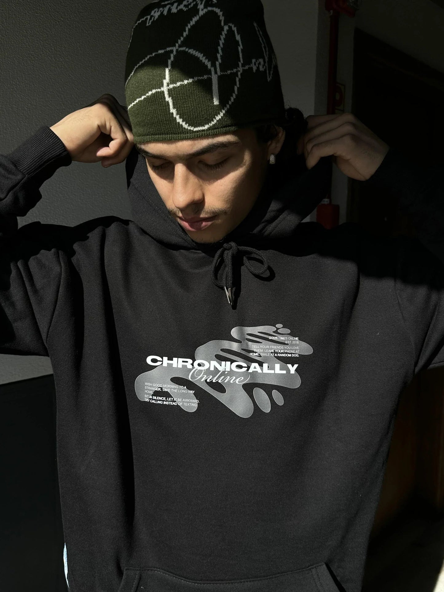HOODIE CHRONICALLY ONLINE