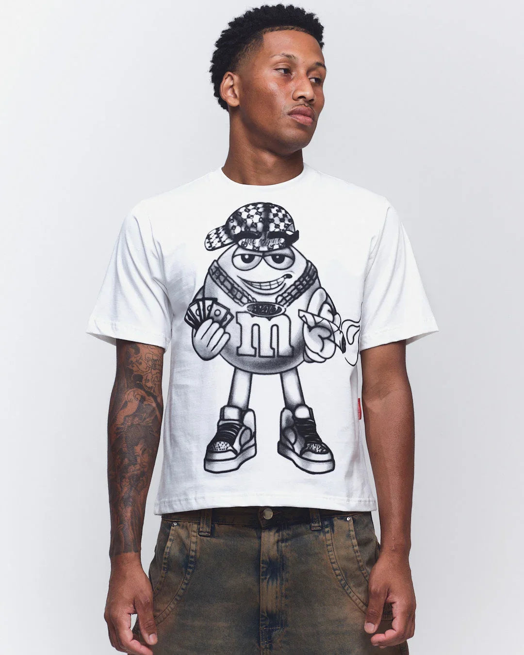 CAMISETA FUMANDO AQUELE QUE DEIXOU A MAD, ENLATADA OFF WHITE