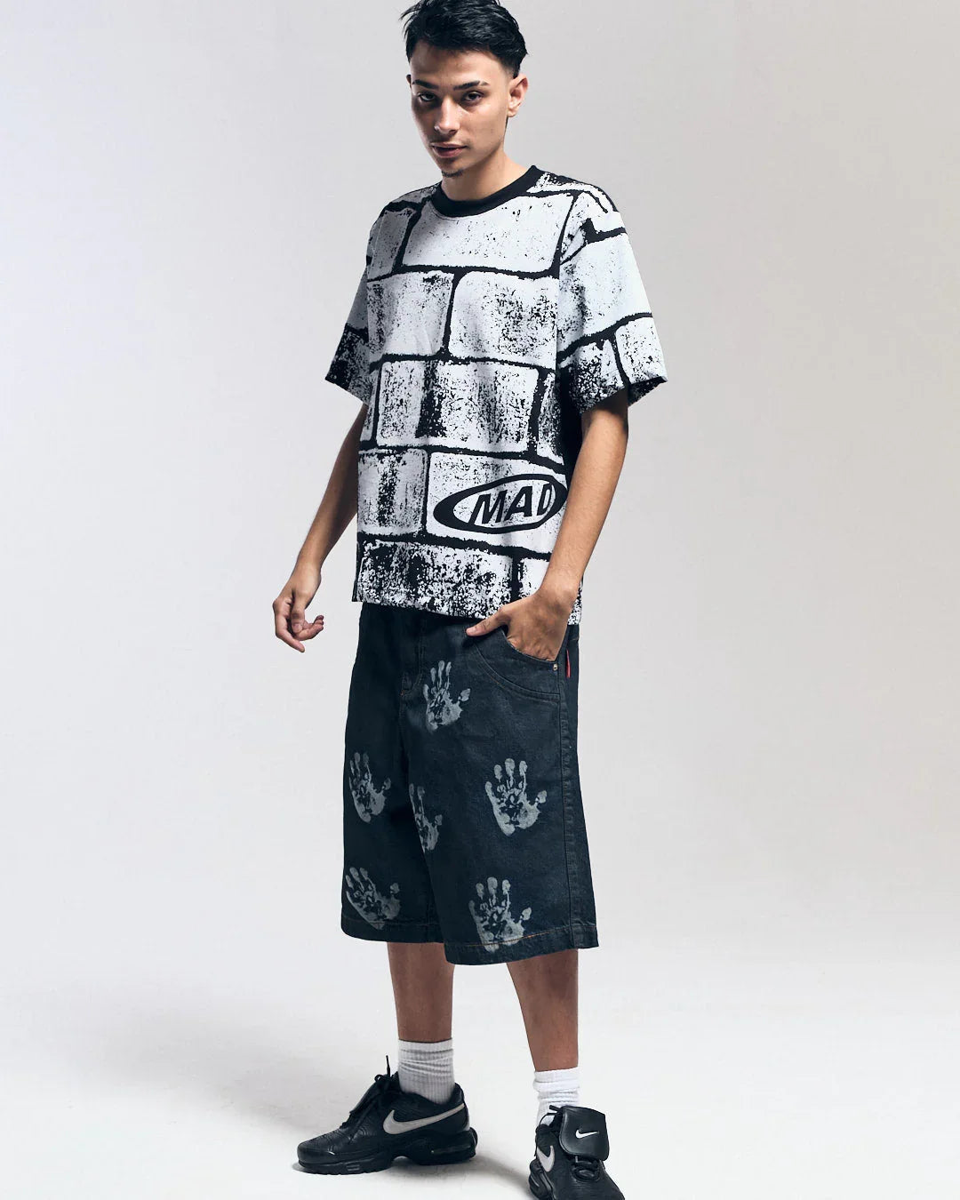 T-SHIRT SHADOW WALL