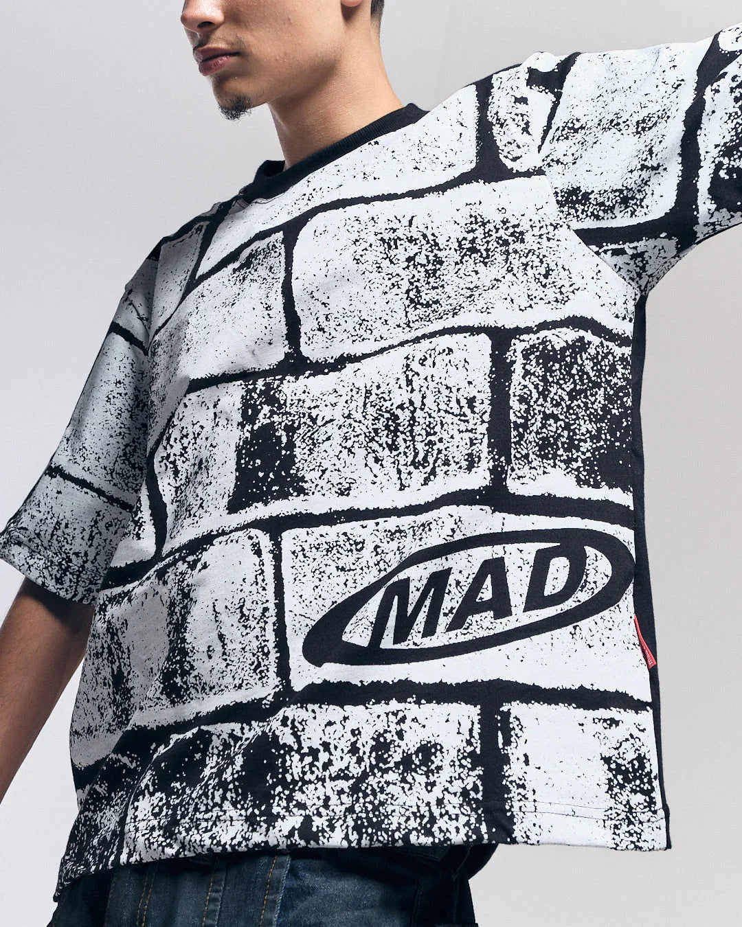 T-SHIRT SHADOW WALL
