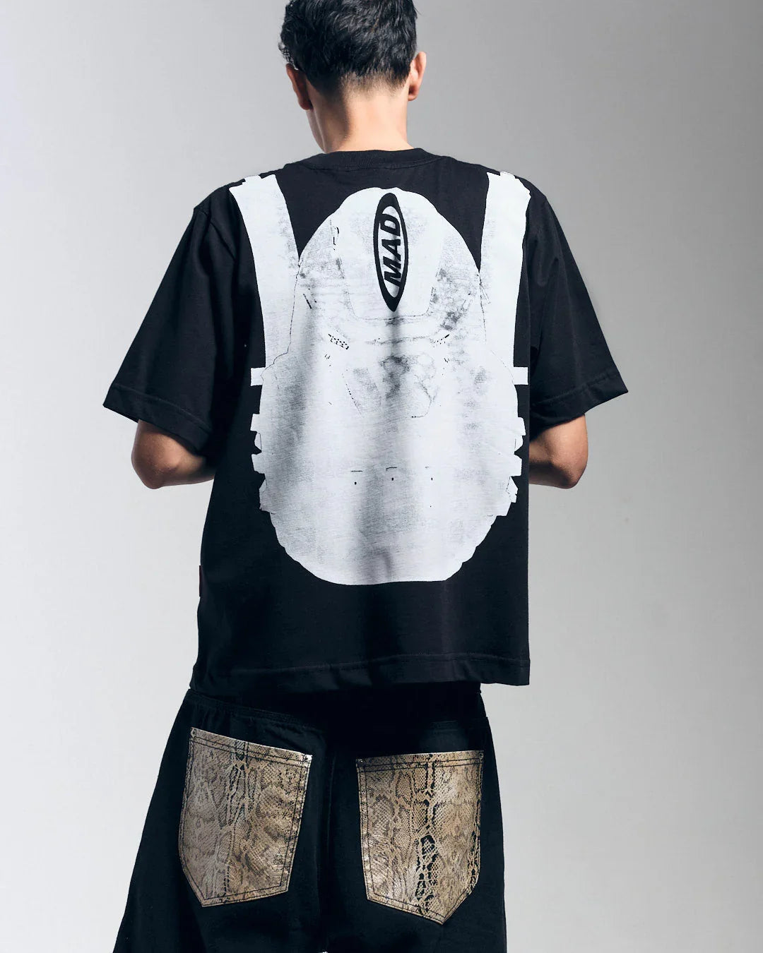 CAMISETA MOCHILA MAD PRETA